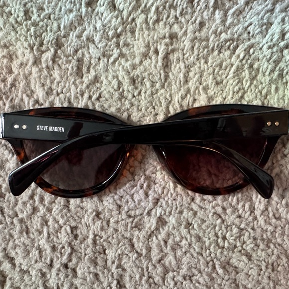 Steve Madden sunglasses - Picture 2 of 3